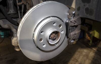 New brake disc with an anti-corrosion layer, mounted on the front hub.